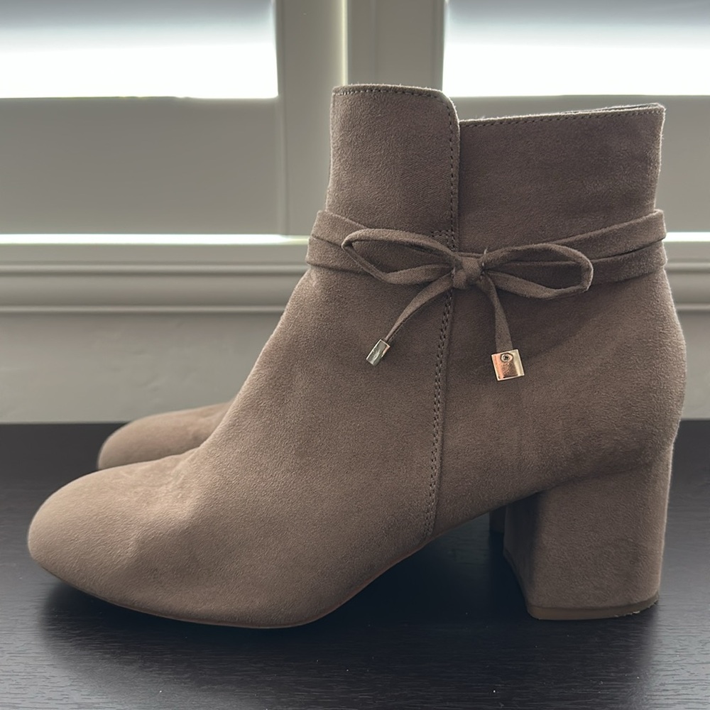 Kelly & Katie tan suede like ankle boot / bootie with bows - Picture 3 of 9